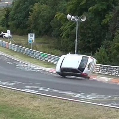 Video: 'Daihatsu' autovadītājs Nirburgringas trasē iespaidīgi paglābjas no avārijas