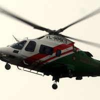 Augstie ciemiņi: virs Rīgas riņķojošais helikopters intriģē lasītāju