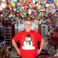 ФОТО, ВИДЕО. Британская пенсионерка украсила дом 2000 новогодними шарами