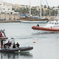 Pie Lampedūzas pārtverti aptuveni 800 migranti