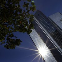 'Deutsche Bank' plāno pārtraukt ASV dolāru maksājumus daļai Latvijas banku, ziņo 'Bloomberg'