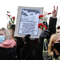 Tūkstošiem cilvēku Minskā atvadās no aktīvista Bondarenkas