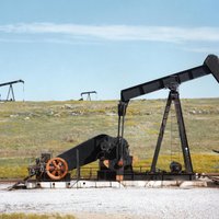 OPEC+ vienojas turpināt naftas ieguves palielinājumu