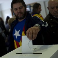 Spānija ar tiesas palīdzību vēršas pret Katalonijas simboliskā neatkarības balsojuma rīkotājiem
