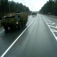 ВИДЕО: Броневики НАТО, передвигаясь по Латвии, прикрываются елочками. Почему?