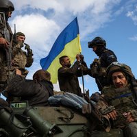 Ukraina gūst panākumus uzbrukuma operācijās divās frontēs, ziņo britu izlūki