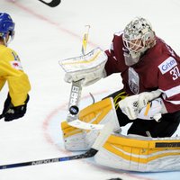 Latvijas hokeja izlase ar skaistu spēli tikai pagarinājumā piekāpjas Zviedrijai