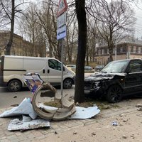Foto: Piedzēries 'Range Rover' vadītājs Rīgas centrā sadauza vairākus auto un finišē kokā