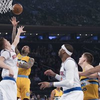Porziņģis pirmoreiz NBA spēli uzsāk centra pozīcijā; 'Knicks' piedzīvo zaudējumu