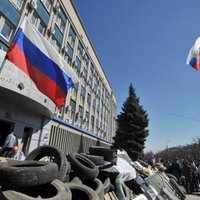 Луганск: из захваченного здания СБУ вышли 56 человек