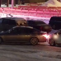 Video: Daugavpilī glauns BMW stāvvietā taranē citu auto un aizbrauc