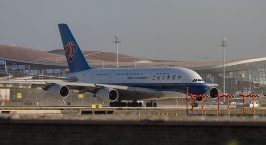 В Китае пассажир задержал рейс на 4 часа, бросив монеты в двигатель