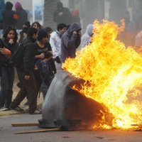 Čīlē skolēnu demonstrācijā ievainoti 32 policisti, 54 demonstranti aizturēti