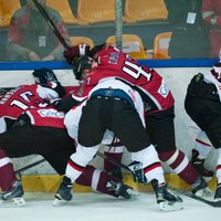 Foto: Latvijas hokejisti salauž sīksto japāņu pretestību