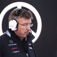 'Mercedes' F-1 komandu sezonas beigās pametīs Ross Brauns