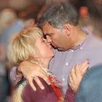 Romantiski foto: Rajecka ar vīru ballējas uz prāmja