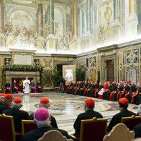 Pāvests svētku runā norāda uz Vatikāna birokrātu '15 grēkiem'