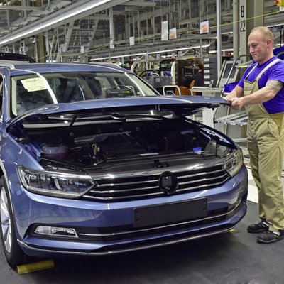 'VW Passat' ražošanu varētu pārcelt uz 'Škoda' rūpnīcu Čehijā