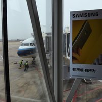ASV dūmojoša 'Samsung' telefona dēļ evakuē pasažieru lidmašīnu