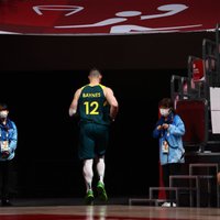 Pēc kritiena vannas istabā Tokijas spēles beigušās Austrālijas izlases basketbolistam Beinsam