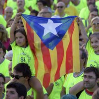 Spānijas valdība bažījas par spriedzes pieaugumu pēc demonstrācijas Katalonijā