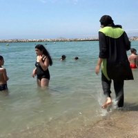 На пляже в Ницце полиция заставила мусульманку снять буркини