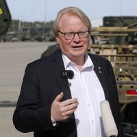 Pievienošanās NATO stiprinātu Ziemeļvalstu aizsardzības spējas, pauž Zviedrijas aizsardzības ministrs