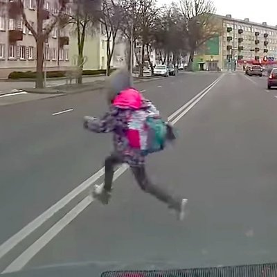 Video: Autovadītājs Ventspilī pēdējā brīdī nobremzē pirms uz ceļa izskrējuša bērna