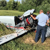 Foto: Bauskas novadā avarē neliela lidmašīna; viens bojā gājušais