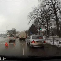 Video: Jūrmalā divi auto nesadala ceļu