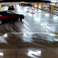 Video: Divu BMW drifts stāvvietā Viļņā – viens trāpa sienā, bet bargu sodu saņem abi