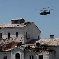 Krievijas armija notriekusi savu helikopteru Ukrainas dienvidos; Hersonā bojāts Antonivkas tilts