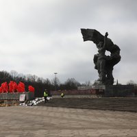 СГБ и Госполиция призывают не ходить 9 мая к памятнику в парке Победы