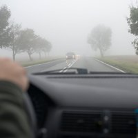 Palikt savā joslā un tīrīt logus: 10 ieteikumi drošam braucienam miglas apstākļos