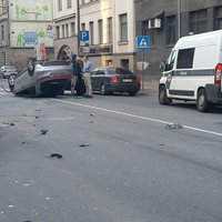 ФОТО: Авария на улице Лачплеша - легковушка перевернулась на крышу (дополнено)