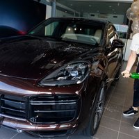 Foto: Ostapenko tiek pie jaudīga 'Porsche Cayenne Turbo'