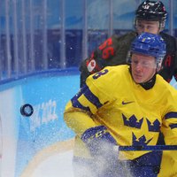 Zviedrijas hokejisti ar 'sauso' uzvaru sasniedz olimpisko spēļu pusfinālu