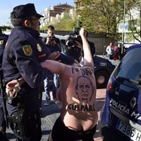 ФОТО: Активистка Femen напала на главу МВД Испании