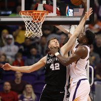 Bertāns spēlē 13 minūtes 'Spurs' negaidītā zaudējumā pret pastarīti 'Suns'