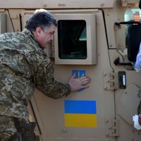 Foto: Ukraina saņem pirmo ASV 'Humvees' partiju