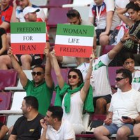 Иранские игроки спели гимн перед матчем и были освистаны своими болельщиками