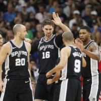 'Spurs' uzvar NBA līdervienību un tuvojas izslēgšanas turnīram