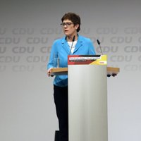 Krampa-Karenbauere aicina palielināt Vācijas aizsardzības izdevumus līdz 2% no IKP
