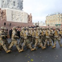 У памятника Свободы — военный парад, на Братском кладбище — возложение венков