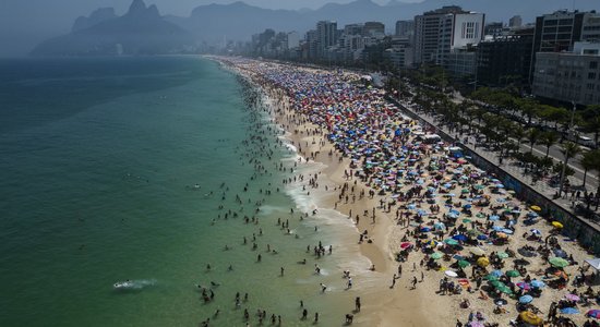Desmitgades notikums – Riodežaneiro pludmalēs atkal drīkst peldēties