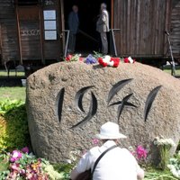 Goda sardze un atceres pasākumi – Latvijā piemin 14. jūnija deportāciju upurus