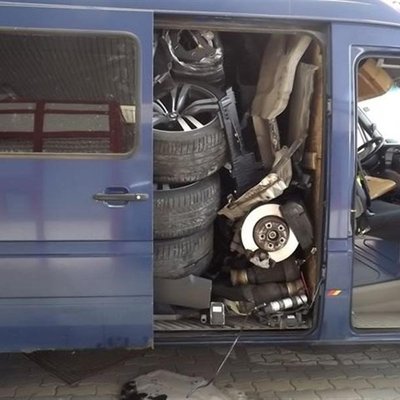 Foto: Rumāņi viltnieki – zagtu 'BMW X6' izjauc un sastūķē busiņā