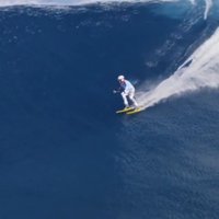 Video: Neticama slēpošana pa milzu viļņiem Havaju salās