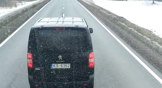 ВИДЕО: Водитель Кандавской краевой думы не дает себя обогнать на шоссе