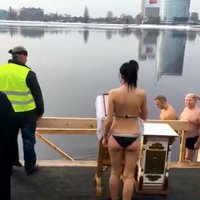 Video: Kā ticīgie gremdējas iesvētītos Daugavas ūdeņos